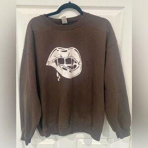 Gildan Brown Sweatshirt with Lip Graphic